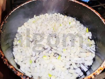 Raudonas barštis su paprikomis ant ančių sultinio Žingsnis 3