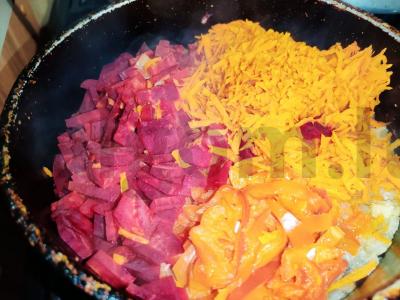 Raudonas barštis su paprikomis ant ančių sultinio Žingsnis 4