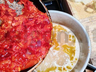 Raudonas barštis su paprikomis ant ančių sultinio Žingsnis 6