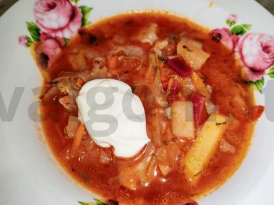 Raudonas barštis su paprikomis ant ančių sultinio pagrindine nuotrauka