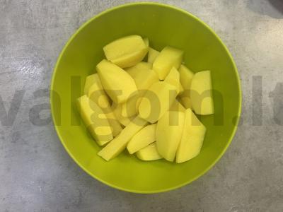 Kaimiškos bulvės su paprika ir česnaku Žingsnis 1