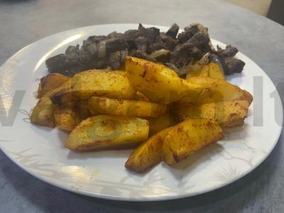 Kaimiškos bulvės su paprika ir česnaku pagrindine nuotrauka