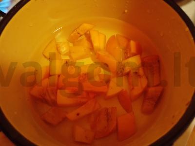 Šiltas salotas su persimonu ir kalakutienos šlaunelių filė Žingsnis 2