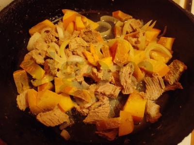 Šiltas salotas su persimonu ir kalakutienos šlaunelių filė Žingsnis 4