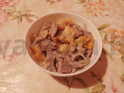 Šiltas salotas su persimonu ir kalakutienos šlaunelių filė pagrindine nuotrauka