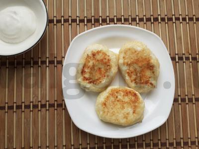 Purūs varškėčiai su manų kruopomis pusryčiams pagrindine nuotrauka