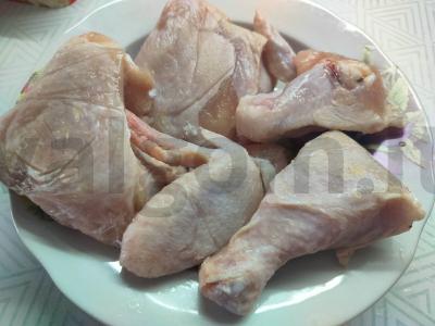 Vištienos šlaunelės, keptos su bulvėmis ir svogūnais Žingsnis 1