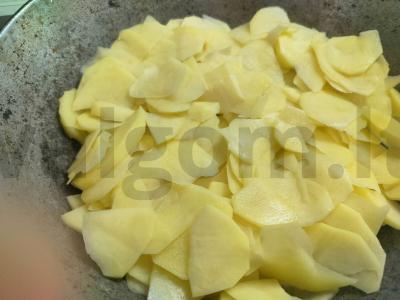 Vištienos šlaunelės, keptos su bulvėmis ir svogūnais Žingsnis 2