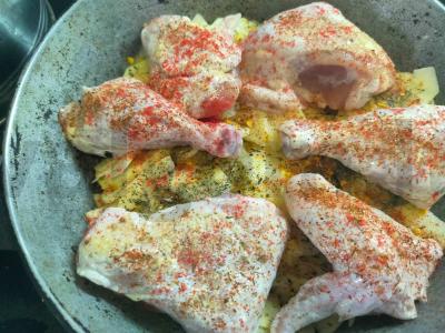 Vištienos šlaunelės, keptos su bulvėmis ir svogūnais Žingsnis 4