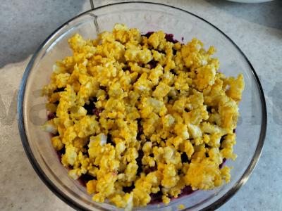 Sluoksniuotas salotas su burokėliais ir žuvimi Žingsnis 7