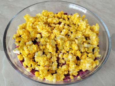 Sluoksniuotas salotas su burokėliais ir žuvimi pagrindine nuotrauka