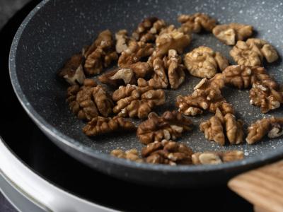 Salotas su obuoliu ir raudonuoju svogūnu Žingsnis 1