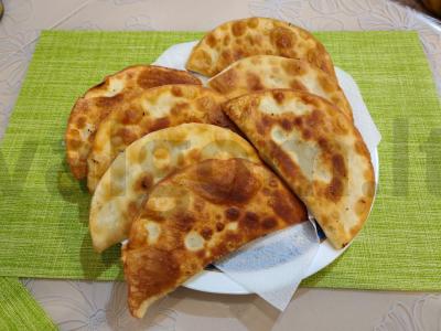 Čeburekai su kiauliena vakarienei pagrindine nuotrauka