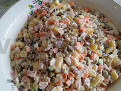 Olivje su vištienos šlaunelėmis pagrindine nuotrauka