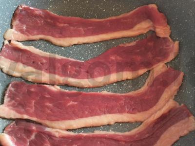 Jautienos bekonas su ryškiu ir aštriu burokėlių padažu Žingsnis 3