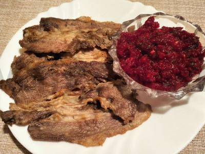 Jautienos bekonas su ryškiu ir aštriu burokėlių padažu pagrindine nuotrauka