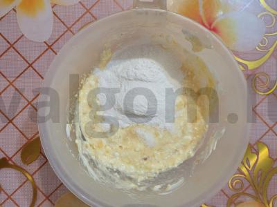 Patingėlių varškės-bananų keksiukas mikrobangų krosnelėje Žingsnis 4