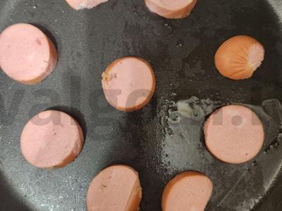 Omletas su dešrelėmis Žingsnis 1