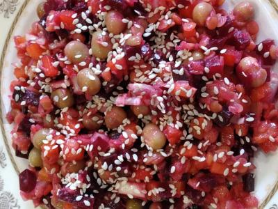 Vegetariška raudonosios lęšio ir žaliųjų žirnelių salotos pagrindine nuotrauka