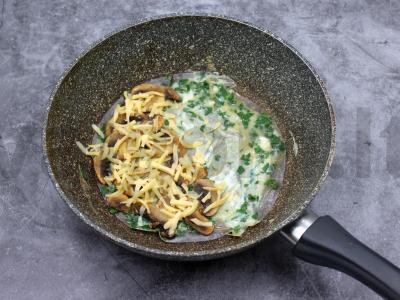 Omletas ryžių popieriuje su grybais ir sūriu Žingsnis 3