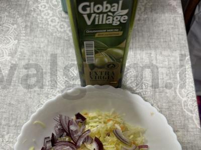 Salotos su kopūstais ir raudonuoju svogūnu Žingsnis 3