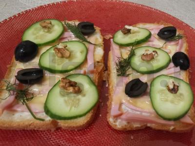 Karšti sumuštiniai su virta dešra pagrindine nuotrauka