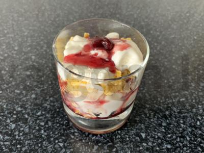 Desertas iš kukurūzų dribsnių ir ledų pagrindine nuotrauka