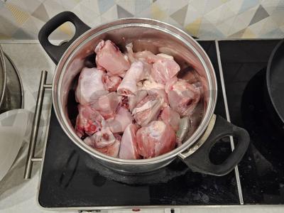 Troškinti vištienos šlaunelės su makaronais Žingsnis 1