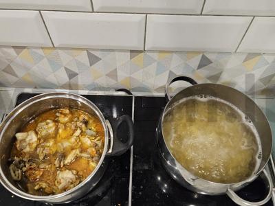 Troškinti vištienos šlaunelės su makaronais Žingsnis 3