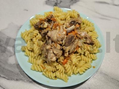 Troškinti vištienos šlaunelės su makaronais pagrindine nuotrauka