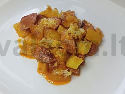 Keptas bulvės su dešrelėmis aštriame pomidorų padaže pagrindine nuotrauka