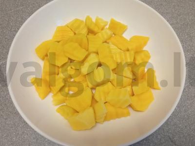 Kepinys su kiauliena ir grietine puoduose Žingsnis 1