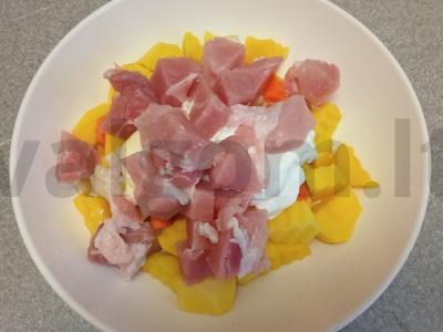 Kepinys su kiauliena ir grietine puoduose Žingsnis 6