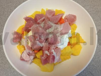 Kepinys su kiauliena ir grietine puoduose Žingsnis 7