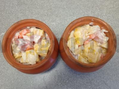 Kepinys su kiauliena ir grietine puoduose Žingsnis 9