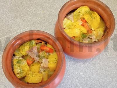 Kepinys su kiauliena ir grietine puoduose pagrindine nuotrauka