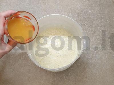 Pyragas su šviežiais apelsinais Žingsnis 3