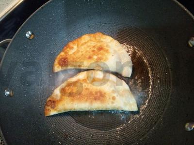 Čeburekai su mėsa ir žolelėmis „Greitas traukinys“ Žingsnis 3