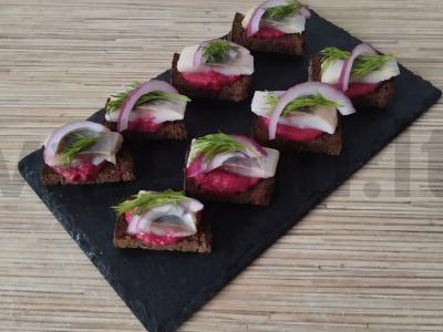 Užkandžių sumuštiniai su burokėliais ir silke pagrindine nuotrauka