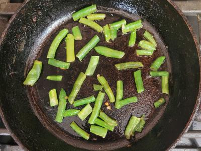 Sultingas omletas su grietinėle, pomidoru ir pupelėmis Žingsnis 1