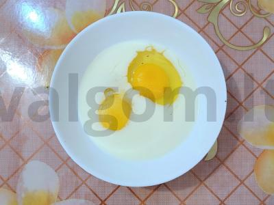 Sultingas omletas su grietinėle, pomidoru ir pupelėmis Žingsnis 3