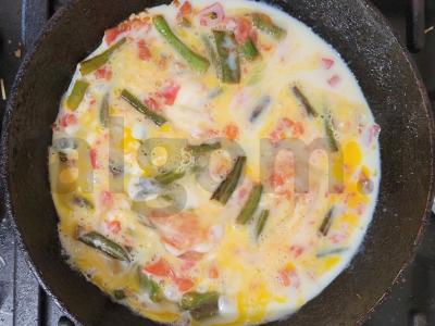 Sultingas omletas su grietinėle, pomidoru ir pupelėmis Žingsnis 4