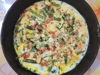 Sultingas omletas su grietinėle, pomidoru ir pupelėmis pagrindine nuotrauka