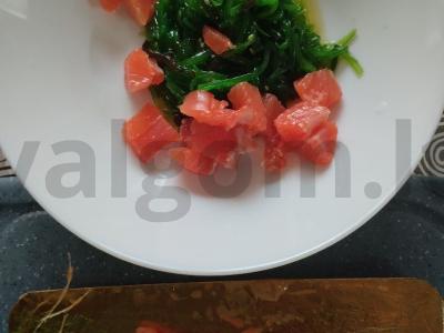 Chuka salotos su raudona žuvimi ir kiaušinių blyneliu po sezamu Žingsnis 3