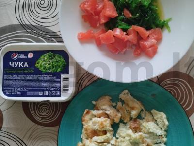 Chuka salotos su raudona žuvimi ir kiaušinių blyneliu po sezamu Žingsnis 4