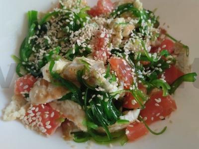 Chuka salotos su raudona žuvimi ir kiaušinių blyneliu po sezamu pagrindine nuotrauka