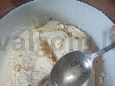 Namų pica su rūkytomis dešromis ir džiovintais pomidorais Žingsnis 2