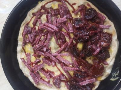 Namų pica su rūkytomis dešromis ir džiovintais pomidorais Žingsnis 8