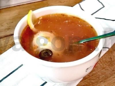 Sultingas sultinys su medžiotojų dešrelėmis pagrindine nuotrauka