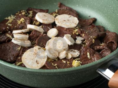 Jautiena grietinėlės padaže Žingsnis 2